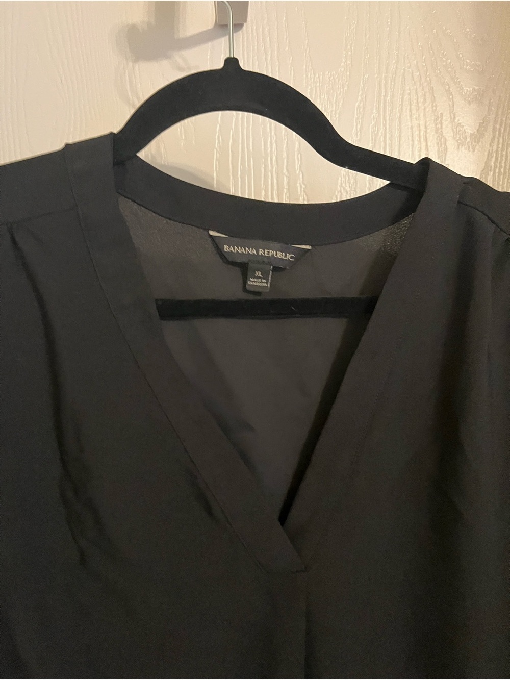 Banana Republic Black V-Neck Sleeveless shirt - Picture 2 of 3